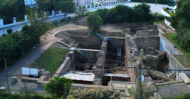 Karthago (Tunesien), Rue Ibn Chabâat. Grabungsgelände von Norden (2012). Im Schutz der römischen Mauern konnten 8 m unter heutigem Niveau die ältesten Belege für eine Besiedlung freigelegt werden