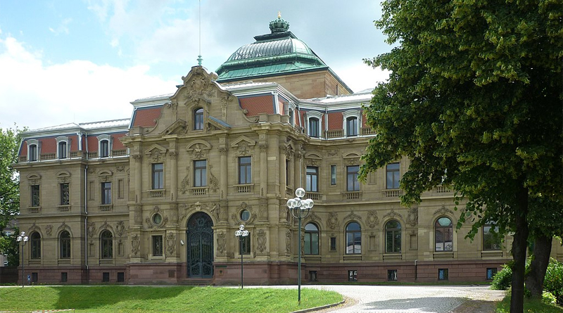 Hauptgebäude BGH Karlsruhe - Bild: ComQuat - Eigenes Werk, CC BY-SA 3.0, https://commons.wikimedia.org/w/index.php?curid=19876786