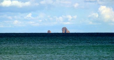 Fratelli Inseln von Cap Serrat aus gesehen - Von DrFO.Jr.Tn - Eigenes Werk, CC BY 3.0, https://commons.wikimedia.org/w/index.php?curid=5550455
