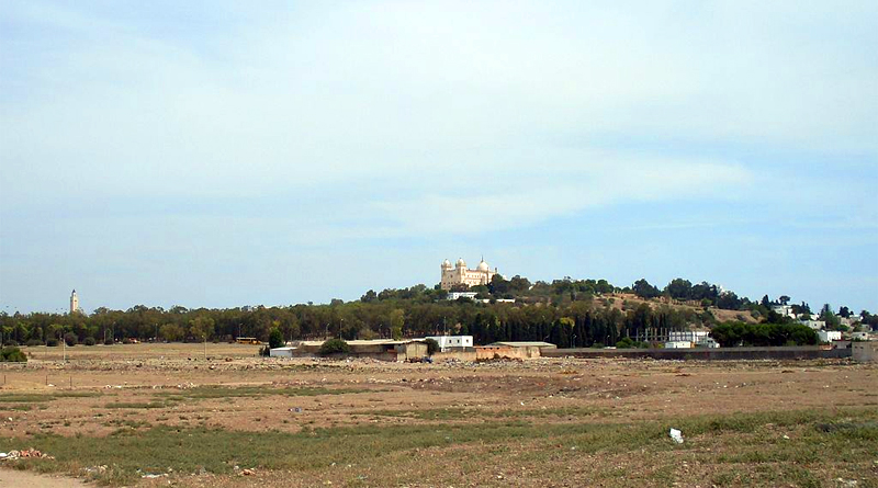 Ort des früheren Zirkus von Karthago mit dem Hügel von Byrsa und der Kathedrale im Hintergrund