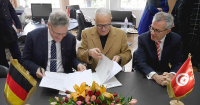 Kooperationsvereinbarung Ortwin Dally, Jamil Chaker und S.E. Andreas Reinicke (v. l.) bei der Vertragsunterzeichnung - Foto: DAI