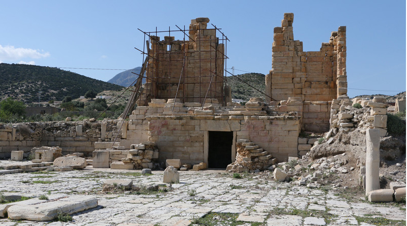 Forum von Abthugnos. Blick nach Nordwesten auf den Tempel (Foto: ÖAW-ÖAI/G. Styhler-Aydın)