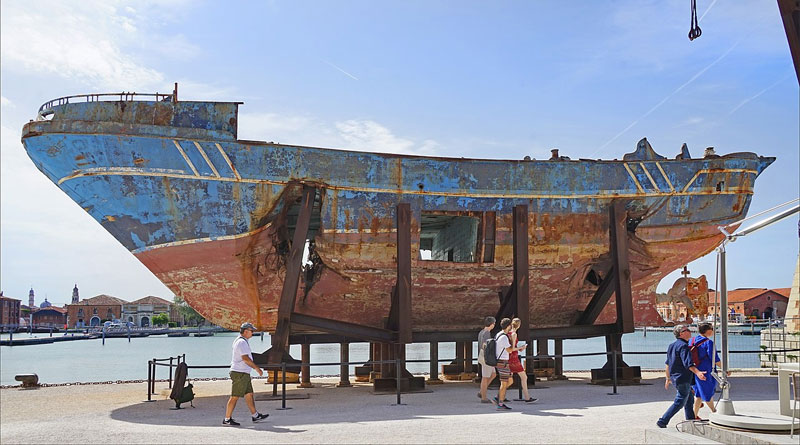 Barca Nostra - Bild: Jean-Pierre Dalbéra from Paris, France - Barca Nostra (Biennale de Venise 2019), CC BY 2.0, https://commons.wikimedia.org/w/index.php?curid=85487864