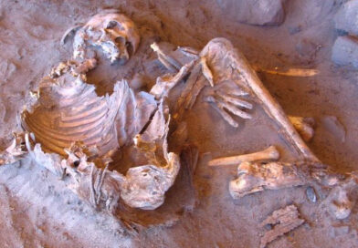 Grüne Sahara: 7000 Jahre alte Genome entschlüsselt - Bild: 7.000 Jahre alte natürliche Mumie (Individuum H1), die in der Takarkori Rock Shelter in Südlibyen gefunden wurde. © Archaeological Mission in the Sahara, Sapienza University of Rome