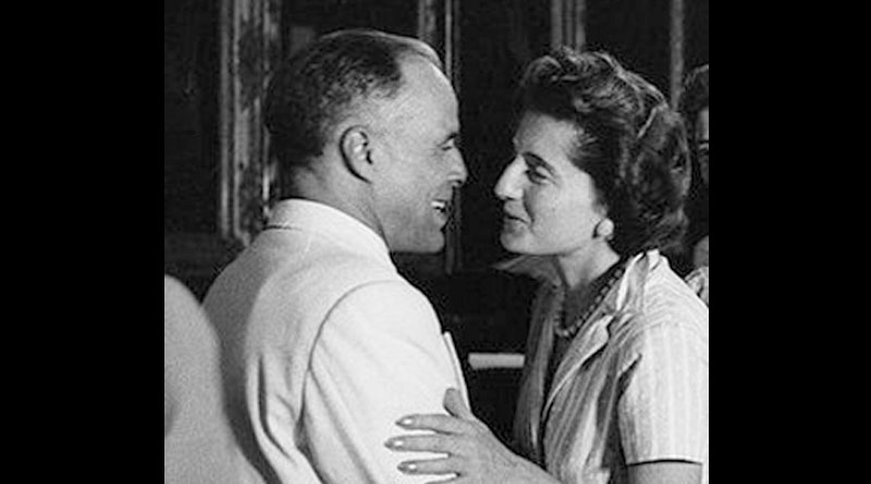 Jalila Hafsia begrüßt Habib Bourguiba im Bardo-Palast am 25. Juli 1957, dem Tag der Ausrufung der Republik.
