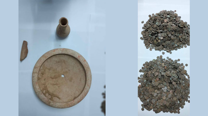 Schatz aus 5.196 r&ouml;mischen Bronzem&uuml;nzen, einer kleinen Flasche, einem Tellerfragment aus dem 1. Jahrhundert n. Chr. und einem Keramikteller aus dem 2. Jahrhundert n. Chr.