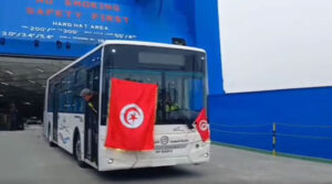 109 neue Busse aus China kommen im Hafen von La Goulette an
