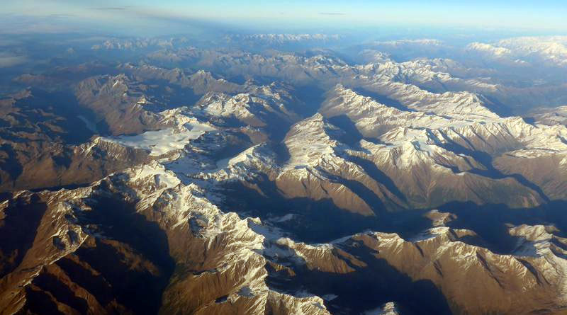 Titelbild: Luftaufnahme Alpen: Im Oktober sind die Gipfel der Alpen bereits schneebedeckt. Hannibal überquerte die Gebirge vermutlich zu dieser Jahreszeit. Quelle: Fritz Vollrath